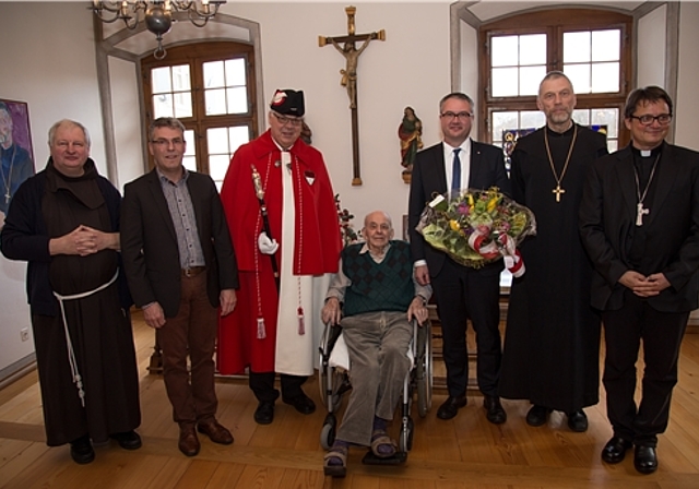 Der Jubilar freut sich mit den prominenten Gratulanten: (v.r.) Bischof Felix Gmür, Abt Peter von Sury, Landammann Remo Ankli, Staatsweibel Ueli Lisser, Peter Probst, Gemeindevizepräsident Metzerlen-Mariastein, und Pater Günter Hulin, Pfarrer des P