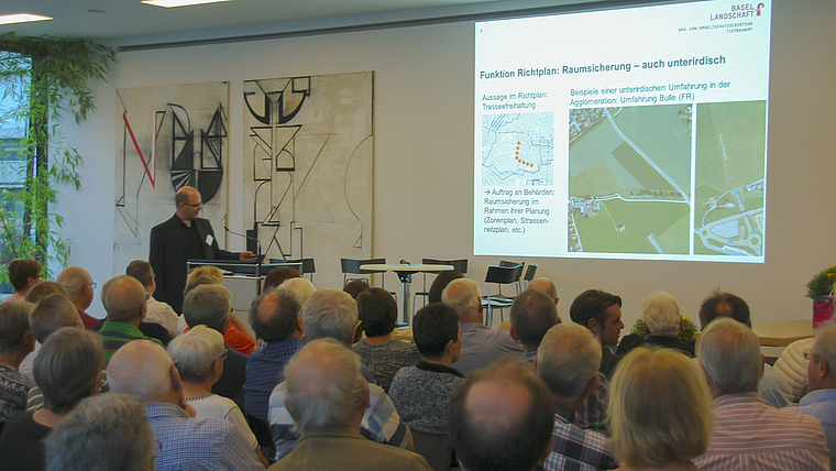 Beispiel eines Tunnelbaus: Kantonsingenieur Drangu Sehu zeigte die unterirdische Strassenlösung in Bulle. Foto: ZVG