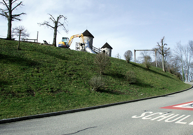 Entwarnung: Vorläufig sind die Bagger an der Schule March nur für die Spielburgen auf dem Pausenplatz da.  Foto: Gini Minonzio