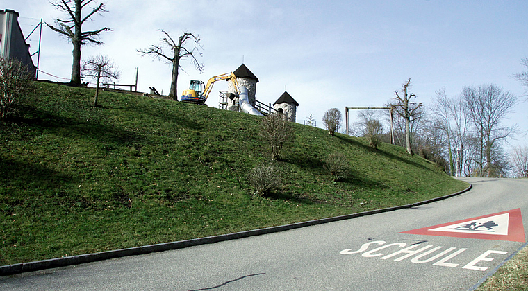 Entwarnung: Vorläufig sind die Bagger an der Schule March nur für die Spielburgen auf dem Pausenplatz da. Foto: Gini Minonzio