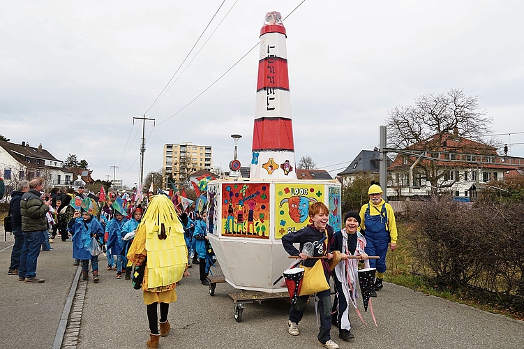 Führte den Umzug an: Ein Leuchtturm des Löffelmattschulhauses. Fotos: Tobias Gfeller