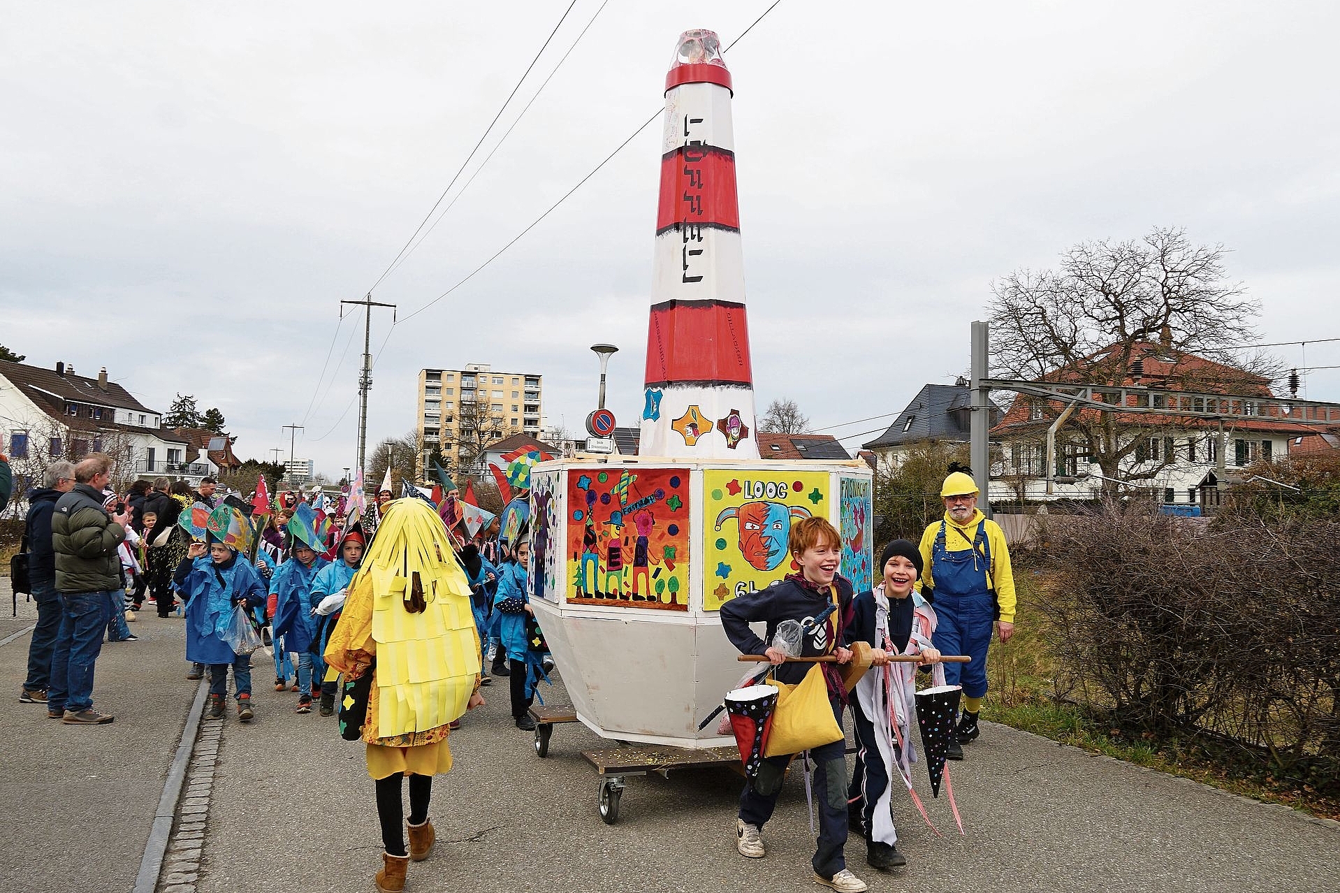 Führte den Umzug an: Ein Leuchtturm des Löffelmattschulhauses. Fotos: Tobias Gfeller