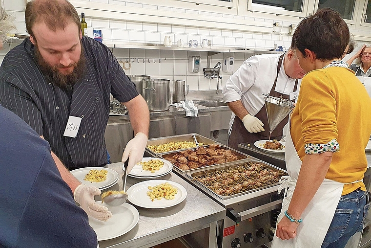 Feines Znacht in Gesellschaft: Die Anmeldefrist für die Schwanenweihnacht in Münchenstein endet heute Donnerstag. Foto: ZVG