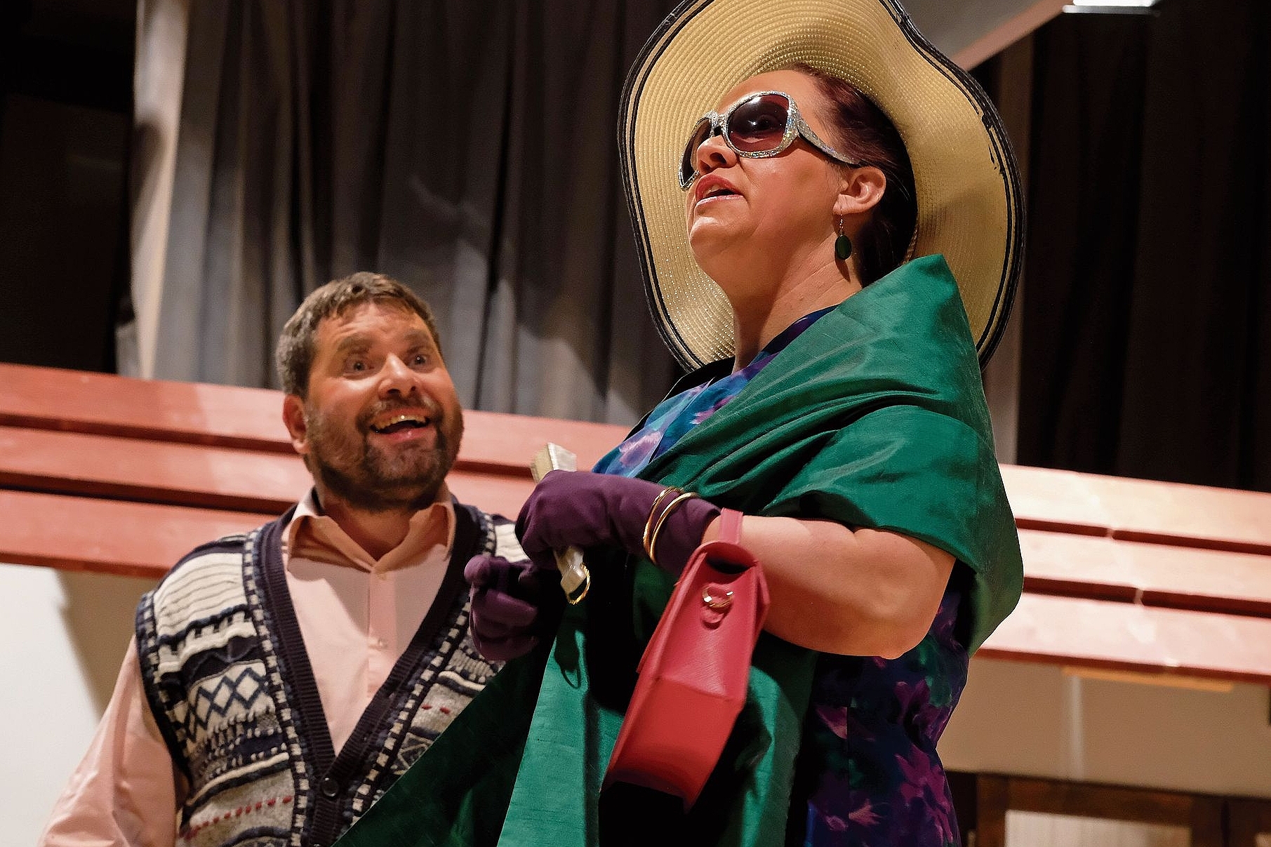 Der Dussel und die Grossstadtpute: Gustav (Nicolas Bader) und Sonja (Christine Aegerter).