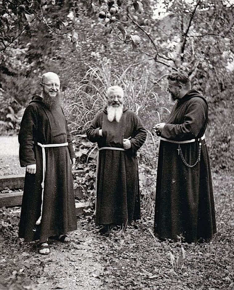 Dem Kloster verbunden, damals wie heute: Kapuzinermönche, ca. 1930 bis 1934 (Bild links), und das aktuelle Klosterteam (v. l.) mit Jonas Rapp, Desmon Colaco, Petra Maier, Barbara van der Meulen und Christian Jakob. Foto: Provinzarchiv der Schweizer 