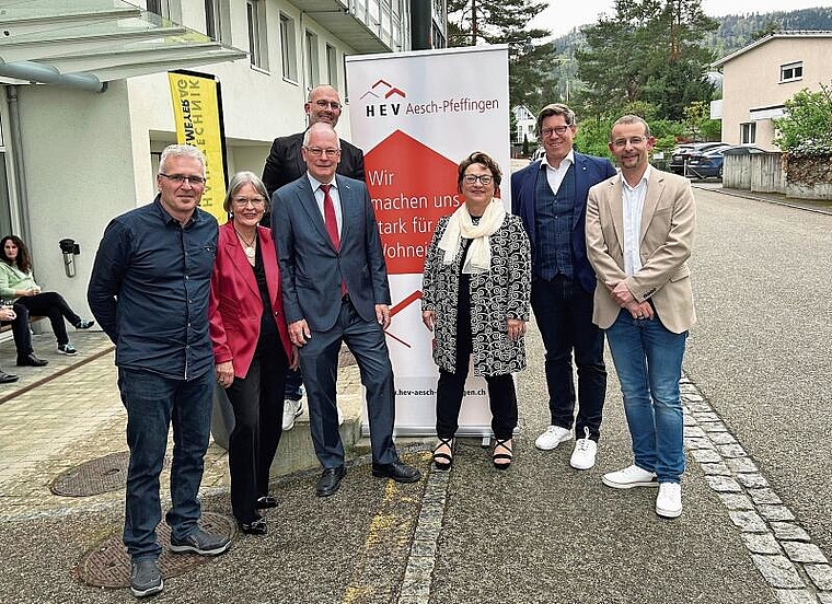 Machen sich stark für Hausbesitzer: (v. l.) Felix Nussbaumer, Christa Oestreicher, John Augsburger, Heidi Häring,
Michael Dreier, Matthias Kaiser und Matthias Hasler (hinten) vom Vorstand.Foto: Caspar Reimer
