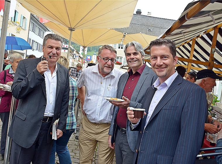 Genuss verbindet Generationen: (v.l.) Josef Zisyadis, Präsident der Schweizer Genusswochen, Dominik Wunderlin, Historiker, Lukas Ott, Stadtpräsident Liestal, und Tobias Eggimann, Geschäftsführer Baselland-Tourismus.Foto: Roland Bürki