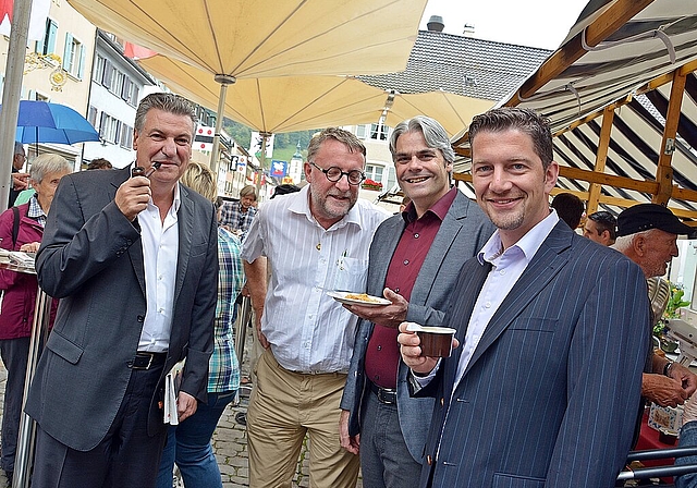 Genuss verbindet Generationen: (v.l.) Josef Zisyadis, Präsident der Schweizer Genusswochen, Dominik Wunderlin, Historiker, Lukas Ott, Stadtpräsident Liestal, und Tobias Eggimann, Geschäftsführer Baselland-Tourismus.Foto: Roland Bürki