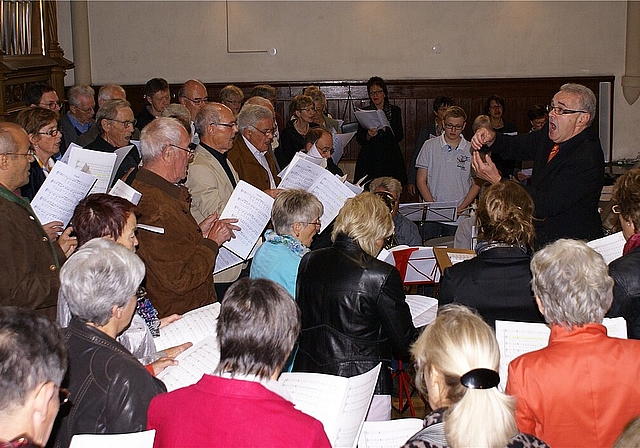 Gemeinsames Singen: Kirchenchöre Laufen und Breitenbach unter Isidor Lombriser. Fotos: Jürg Jeanloz