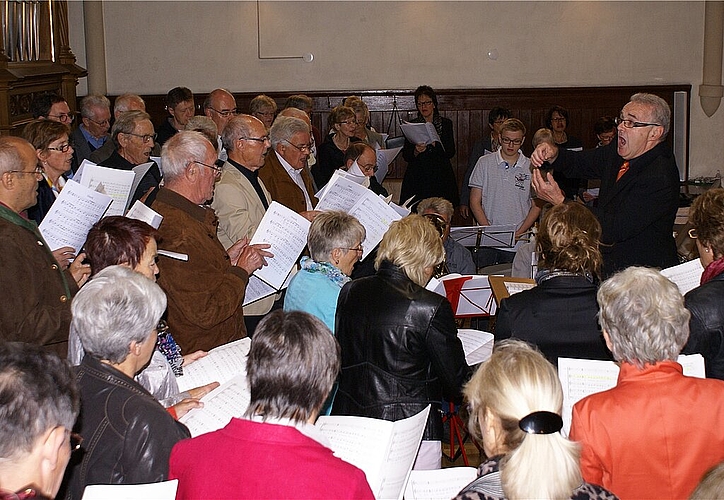Gemeinsames Singen: Kirchenchöre Laufen und Breitenbach unter Isidor Lombriser. Fotos: Jürg Jeanloz Gemeinsames Singen: Kirchenchöre Laufen und Breitenbach unter Isidor Lombriser. Fotos: Jürg Jeanloz