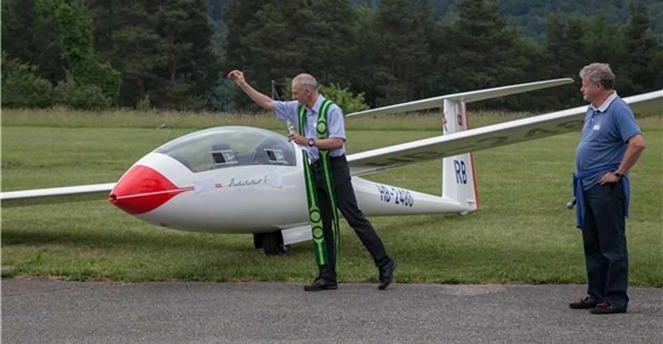 Flugzeugtaufe: Pfarrer Markus Schöbi segnet «Chronoliner», Hans Spinnler steht Pate. Flugzeugtaufe: Pfarrer Markus Schöbi segnet «Chronoliner», Hans Spinnler steht Pate.