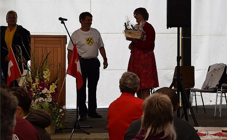 Keine trockene Rede: Der Solothurner Landammann Roland Heim begeistert die Erschwiler und Gemeindepräsidentin Susanne Koch an der Bundesfeier mit viel Humor. Foto: Bea Asper