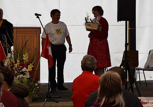 Keine trockene Rede: Der Solothurner Landammann Roland Heim begeistert die Erschwiler und Gemeindepräsidentin Susanne Koch an der Bundesfeier mit viel Humor. Foto: Bea Asper 
