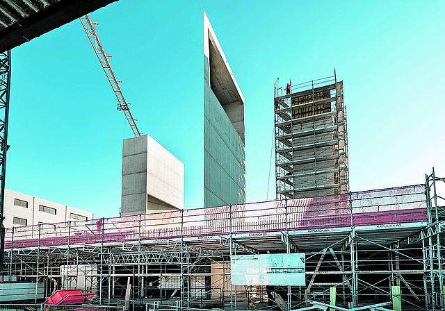 «Ort der Kunstproduktion»: Die drei Betonpfeiler ragen rund 20 Meter in die Höhe. Foto: Kenneth Nars