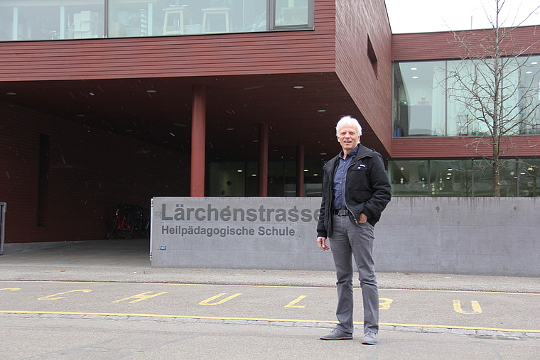 Geniesst hohe Akzeptanz: Schulleiter Adam Schmid vor der Heilpädagogischen Schule Münchenstein an der Lärchenstrasse. Foto: Tobias Gfeller