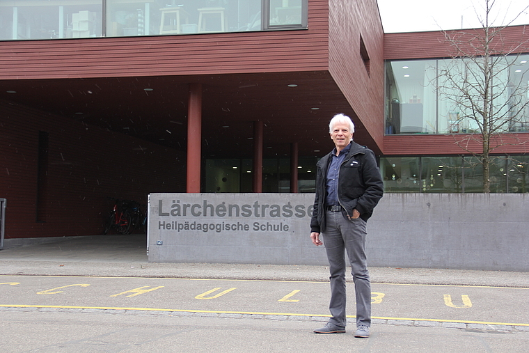 Geniesst hohe Akzeptanz: Schulleiter Adam Schmid vor der Heilpädagogischen Schule Münchenstein an der Lärchenstrasse.  Foto: Tobias Gfeller