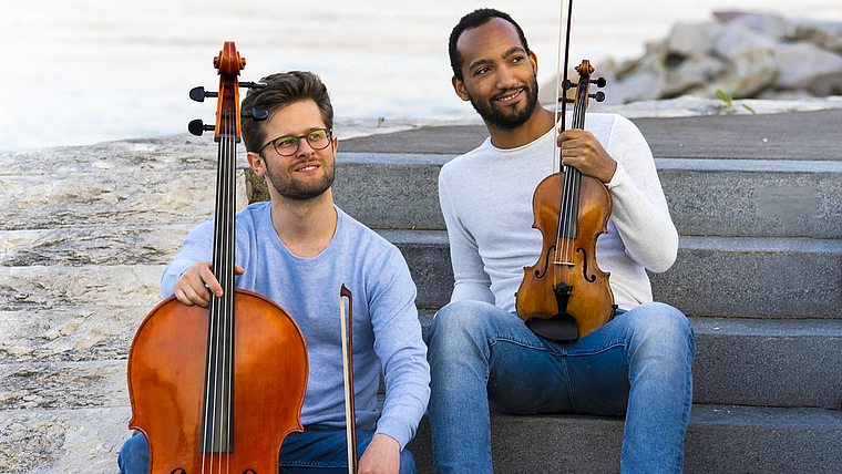 Doppelte Leidenschaft für die Musik: Die beiden Berufsmusiker Jonathan Faulhaber (l.) und Renato Wiedemann treten seit acht Jahren als steiner duo basel auf. Foto: ZVG