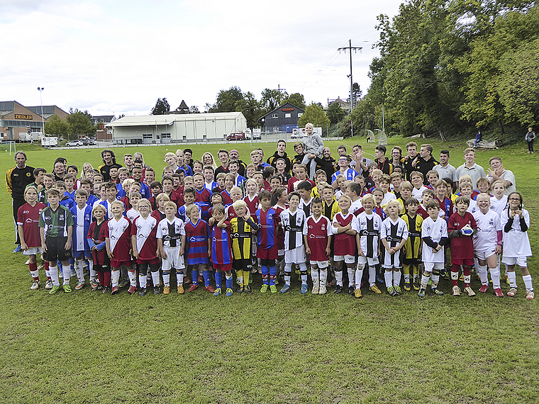 Alle zusammen: Trainer, Betreuer, Helfer und vor allem die jungen Fussballerinnen und Fussballer. Foto: Thomas Immoos