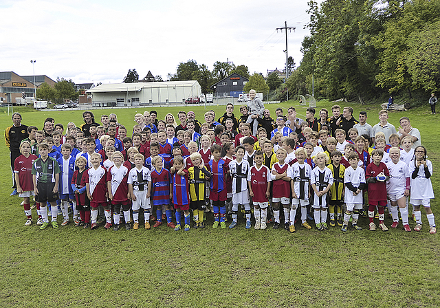 Alle zusammen: Trainer, Betreuer, Helfer und vor allem die jungen Fussballerinnen und Fussballer.  Foto: Thomas Immoos