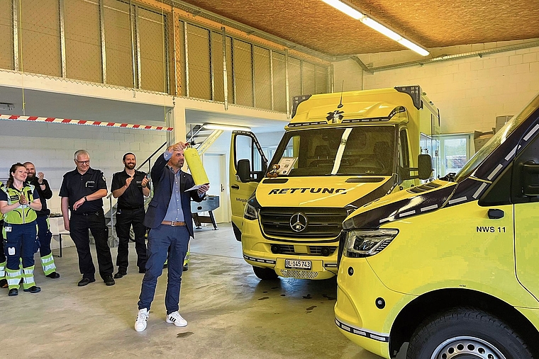 Gut organisiertes Rettungswesen: Letzten Sommer taufte Kantonsrat David Häner die neuen Fahrzeuge des Rettungsdienstes Nordwestschweiz. Foto: Bea Asper/Archiv