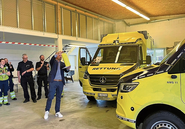 Gut organisiertes Rettungswesen: Letzten Sommer taufte Kantonsrat David Häner die neuen Fahrzeuge des Rettungsdienstes Nordwestschweiz. Foto: Bea Asper/Archiv