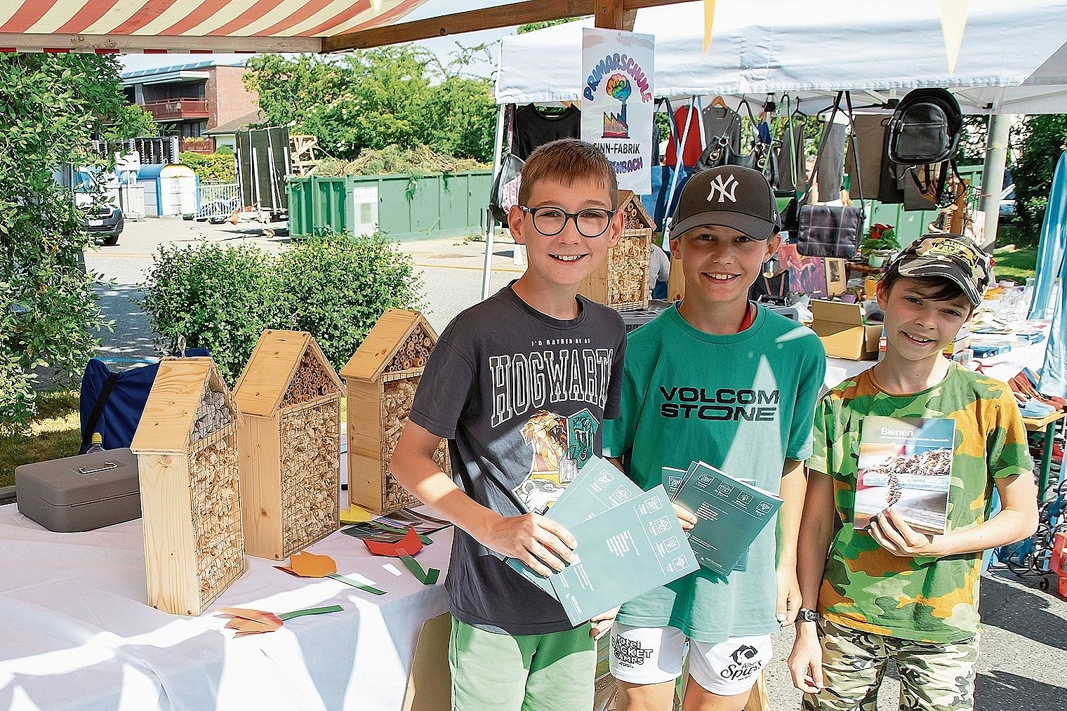 Primarschule Breitenbach: Die im Werkunterricht gefertigten Wildbienen-Häuschen können käuflich erworben werden. 