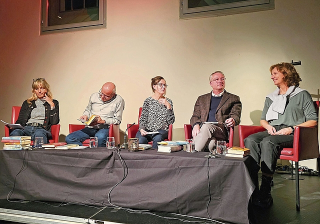 Stellten ihre Bücher vor und machten Lust aufs Lesen: (v. l.) Moderatorin Sandra Häner, Linard Candreia, Brigitte Bos, Remo Ankli und Gaby Walther. Foto: Melanie Brêchet