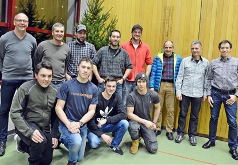 Ein (holz-)schlagkräftiges Forstteam: (vorne v.l.) Forstwartlehrlinge Cyrill Leuenberger, Manuel Christ, Lukas Gerster, Andreas Schmidlin, es fehlt Nicola Meier. (hinten v.l.) Stefan Jäggi, Sämi Nussbaumer, Christian Stebler, Andreas Schmidlin, El