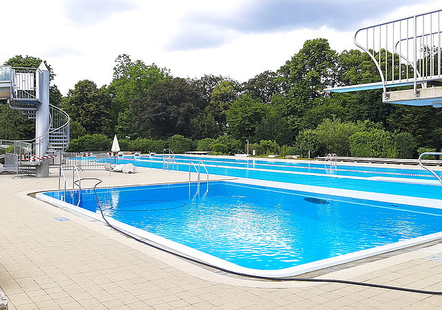 Noch leer: Das Gartenbad Arlesheim darf bei Wetterbesserung mehr Gäste erwarten – trotz erhöhten Eintrittspreisen.  Foto: Benedikt Kaiser