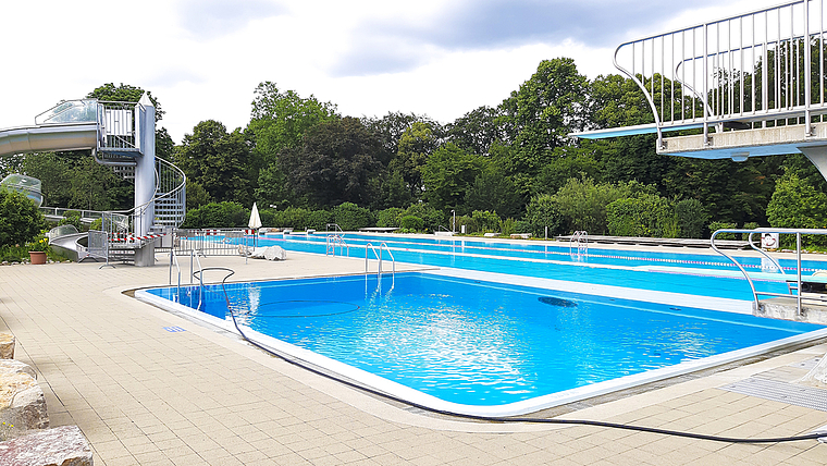 Noch leer: Das Gartenbad Arlesheim darf bei Wetterbesserung mehr Gäste erwarten – trotz erhöhten Eintrittspreisen.  Foto: Benedikt Kaiser