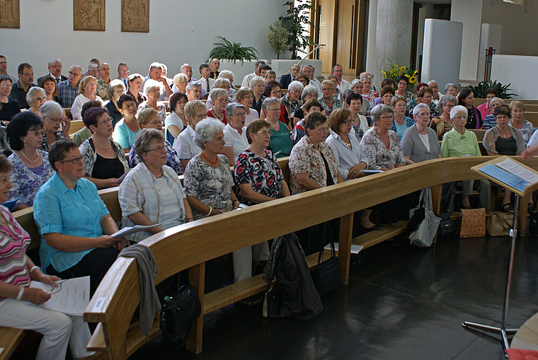 Einsatz- und gefühlsvoll: Die Singenden des Cäciliebverbandes in Nunningen. Foto: Jürg Jeanloz