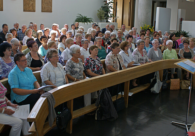 Einsatz- und gefühlsvoll: Die Singenden des Cäciliebverbandes in Nunningen.   Foto: Jürg Jeanloz