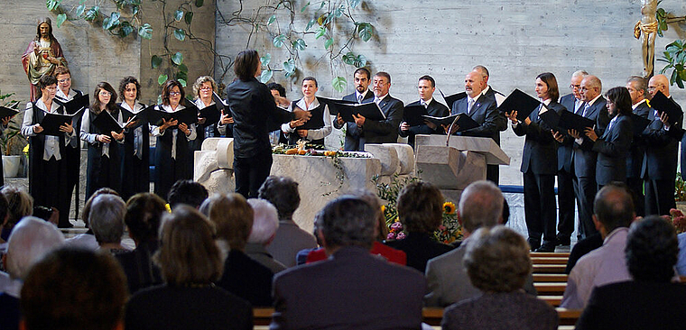 «Coro Panarie» aus Artegna im Friaul: Der Chor sang unter der Leitung von Paolo Paroni Kirchen-lieder, auch drei im friaulischen Dialekt. Foto: Roland Bürki