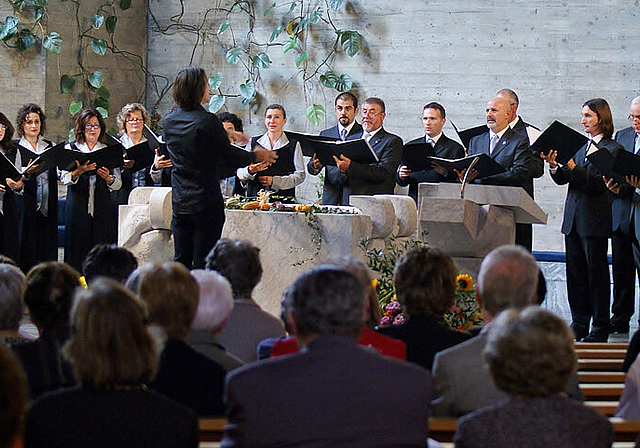 «Coro Panarie» aus Artegna im Friaul: Der Chor sang unter der Leitung von Paolo Paroni Kirchen-lieder, auch drei im friaulischen Dialekt.   Foto: Roland Bürki