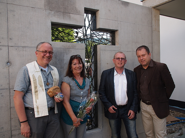 Vor dem Pfarrhof-Kreuz: (v. l.) Pfarrer Felix Terrier, Künstlerin Roser Häfliger, Kirchenratspräsident Walter Schmidlin, Architekt Markus Vögtli. Foto: Tobias Gfeller