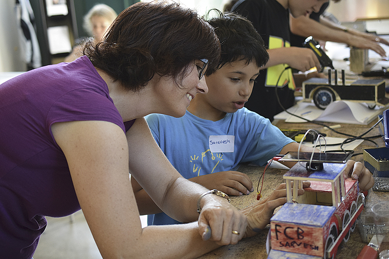 Fachfrauliche Unterstützung: Valerie Kohler konnte allen Kindern bei der Realisierung der Solar-Lok helfen. Foto: Bea Asper