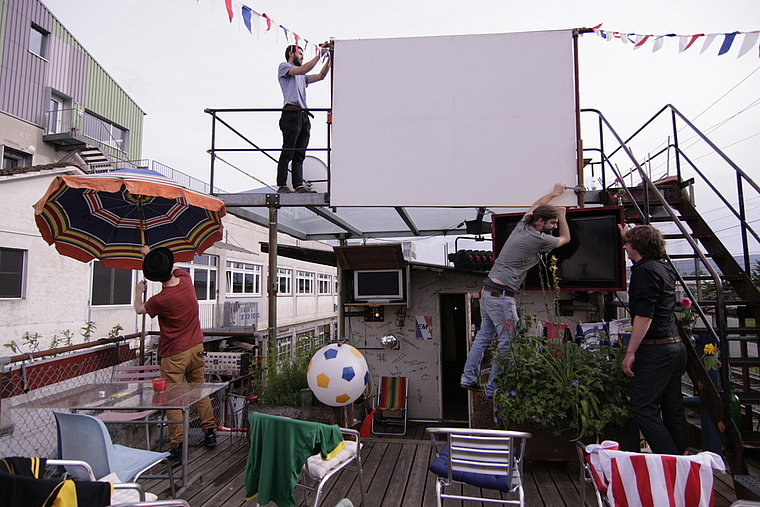 Letzte Vorbereitungen für das Fussballfest: Im 1. Stock investieren die Veranstalter viel Arbeit in ihr Public Viewing.  Foto: LUk