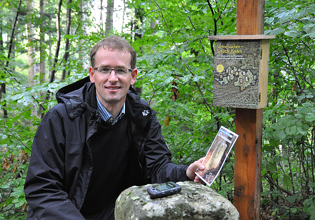 Organisator der modernen Schnitzeljagd: Fabian Frei, Geschäftsführer der Jermann AG, beim Herrlichkeitsstein. Foto: Isabelle Hitz