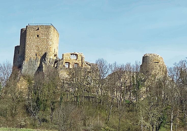 Denkmalgeschützt: Die Burg Landskron steht auf französischem Hoheitsgebiet, ist aber von Mariastein oder von Flüh aus zu Fuss gut erreichbar. Fotos: Bea Asper