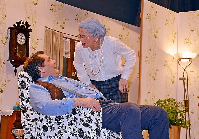 Analysiert wie Miss Marple: Tante Frieda (Susana Mateos) durchschaut die Spielchen ihres durchtriebenen Neffen Willi Meier (Jürgen Kaufmann) ziemlich schnell. Foto: Roland Bürki