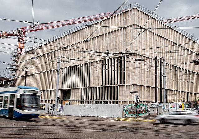 <em>Seit wenigen Tagen ohne Gerüst sichtbar: </em>Der Erweiterungsbau Kunsthaus Zürich mit der Fassade aus Liesberger Stein geht erst im Frühjahr 2021 in Betrieb. <em>Fotos: Martin Staub</em>
