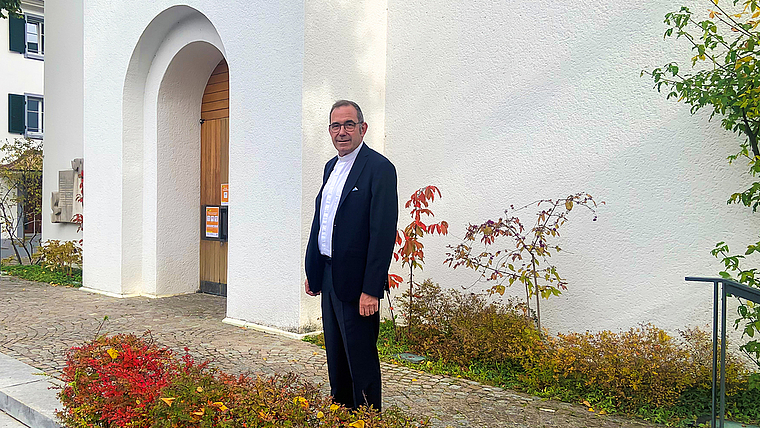 Angekommen: Pfarrer Alex L. Maier freut sich auf seine neue Aufgabe.  Foto: Caspar Reimer