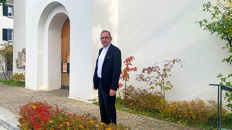 Angekommen: Pfarrer Alex L. Maier freut sich auf seine neue Aufgabe. Foto: Caspar Reimer