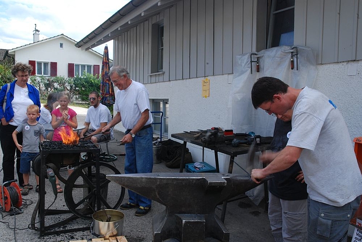Selbstversuch: Die Besucher durften sich ihren eigenen Grillspiess schmieden.
