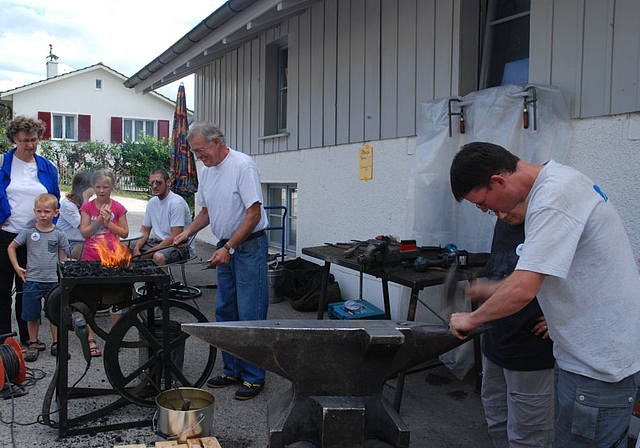 Selbstversuch: Die Besucher durften sich ihren eigenen Grillspiess schmieden.