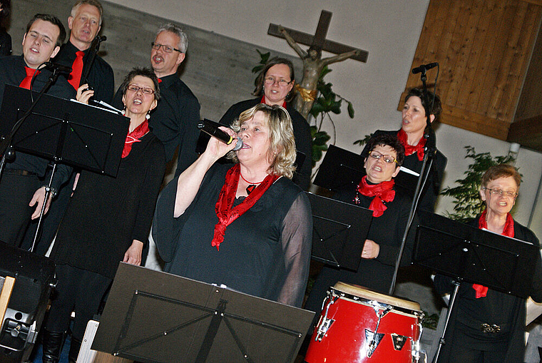 Stimmgewaltig: Moderatorin Elfi Löw und Chor. Foto: Roland Bürki