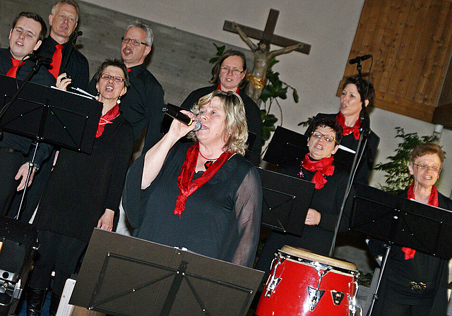 Stimmgewaltig: Moderatorin Elfi Löw und Chor.   Foto: Roland Bürki