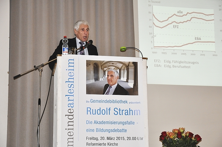 Engagiert: Rudolf Strahm sprach an dem von der Gemeindebibliothek Arlesheim organisierten Abend über die Bedeutung der Berufsbildung.  Foto: Isabelle Hitz