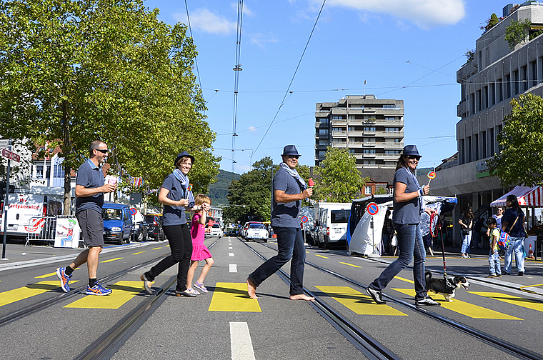 Nicht Abbey Road, London, sondern Hauptstrasse, Reinach! Marco Agostini, Christa Strohm, Roland Fischer und Claudia Illgen vom zehnköpfigen Stadtfest-OK hoffen auf viele Partygäste und freuen sich auf die vielen Highlights, zum Beispiel auf den Auf