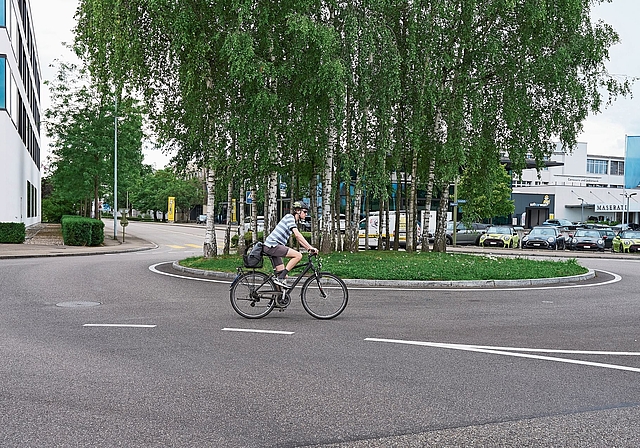 Viel befahren: Der Kägenkreisel in Reinach ist die direkte Nord-Süd-Verbindung für Velofahrende Richtung Basel – und nur ausserhalb der Stosszeiten komfortabel querbar. Foto: Archiv / Roland Schmid